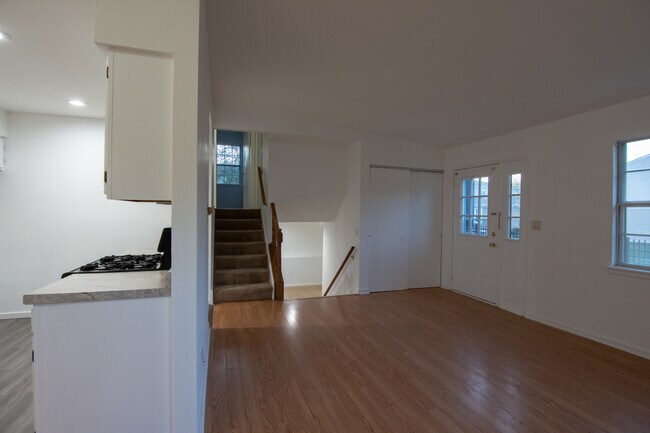 Building Photo - 300 Westwood Ct
