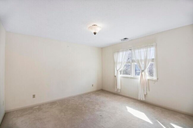 Building Photo - 102 Springwood Dr