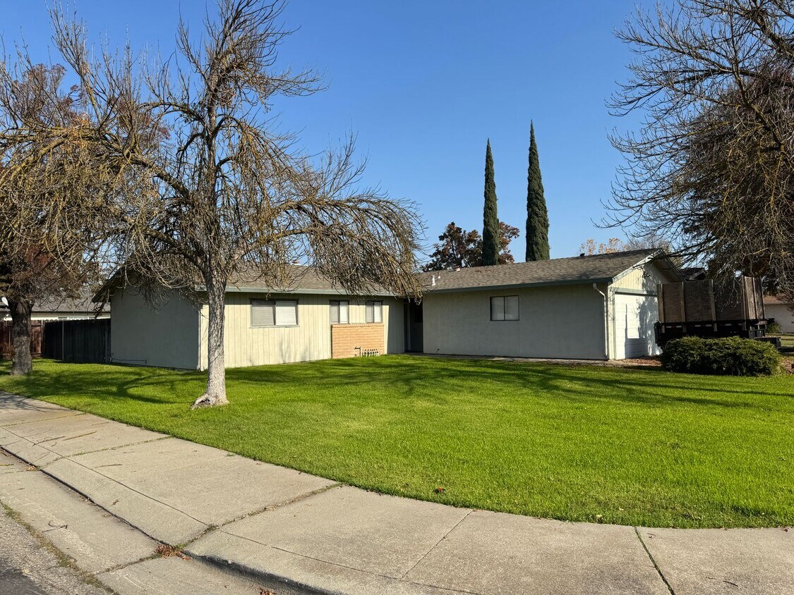Foto principal - Three Bed, Two Bath Home In North Stockton