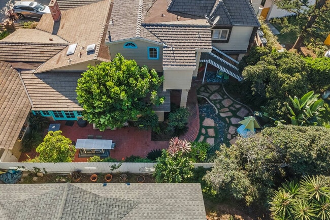 Building Photo - 5051 Shore Dr