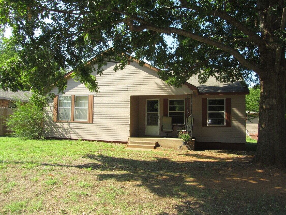 913 Star St, Denison, TX 75020 House for Rent in Denison, TX
