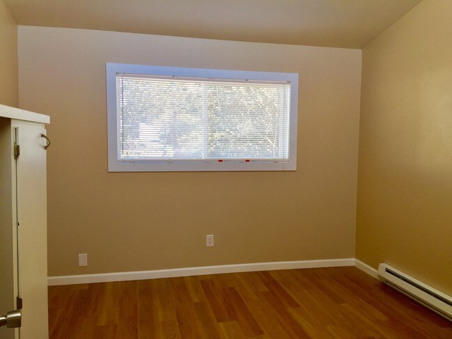 vaulted bedroom ceiling - 15305 Hwy 99