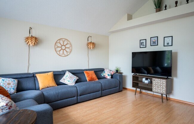 Foto del edificio - 13077 SW Tearose Way ~ Tri-Level Home