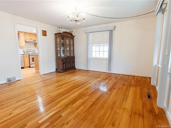 Building Photo - 4 Windsor Rd