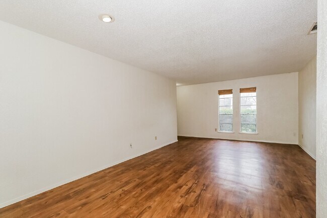 Foto del edificio - 323 W William Cannon Dr