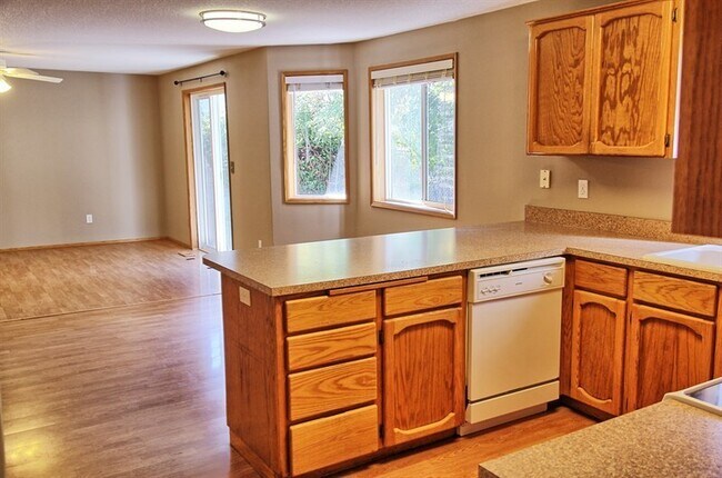 Building Photo - 4 Bed, 2.5 Baths Home in the Northfield Ne...