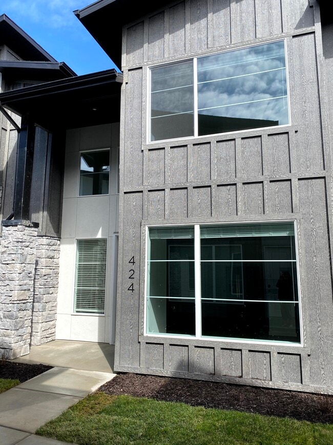 Building Photo - 424 W 40 S