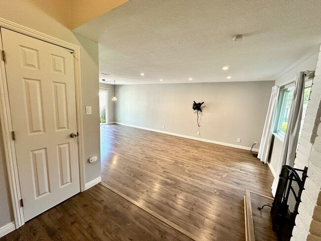 Building Photo - REQUEST A SHOWING AT MossglenProperties .c...