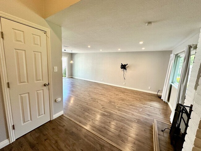 Foto del edificio - REQUEST A SHOWING AT MossglenProperties .c...