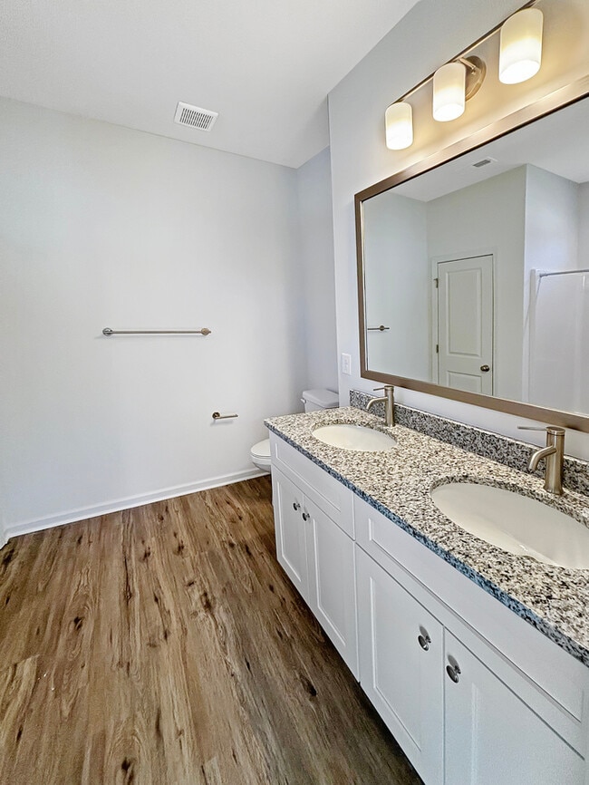 Building Photo - 3 Bed, 2 Bath Home with Garage / Pet-Friendly / Vouchers Accepted / Coming Soon!