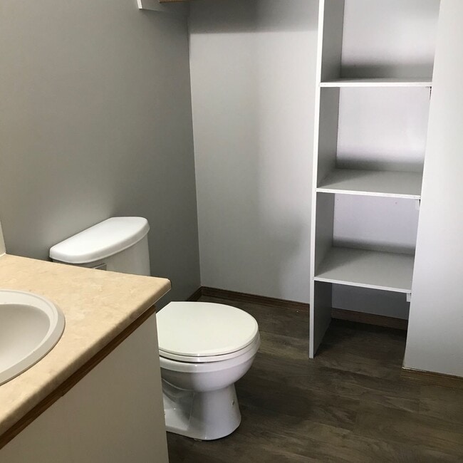 Building Photo - 3 Bed 1.5 Bath Unit in Red Deer, AB