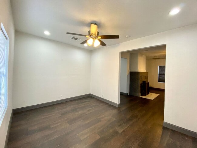 Building Photo - Dignowity Remodeled 3 bedroom 2 bath