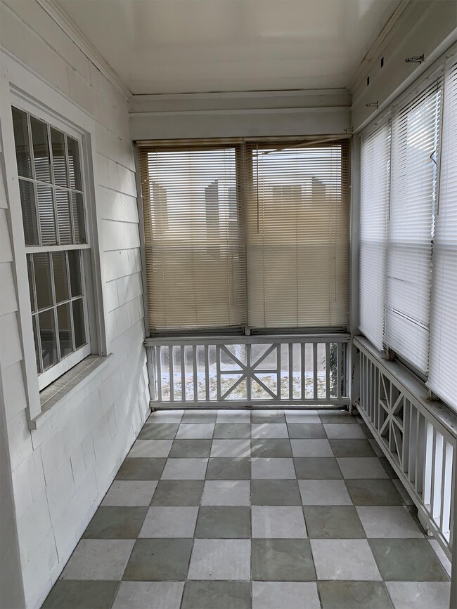 Building Photo - 1413 W Circle Rd