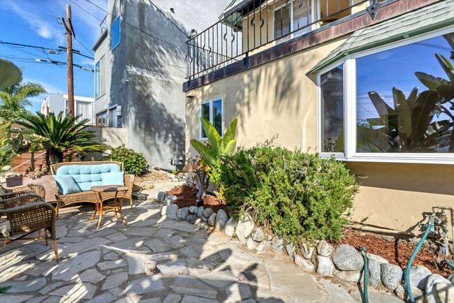 Building Photo - Great two story home in Pacific Beach close to the bay!