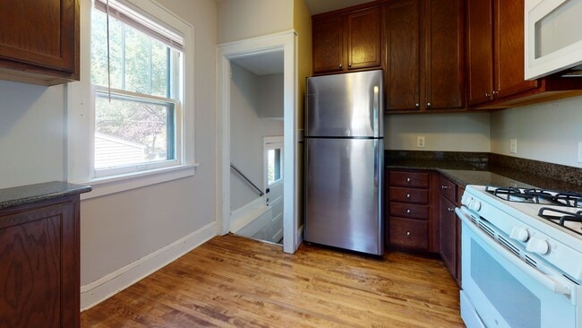 Building Photo - 4-Bed, 2-Bath House