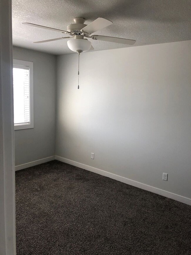 Building Photo - HUGE Single Family Home Available!