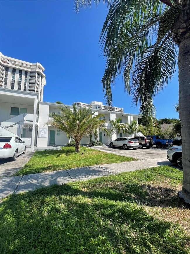 Building Photo - 1385 NE 105th St