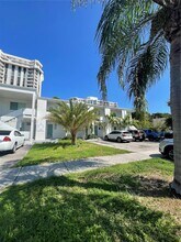 Building Photo - 1385 NE 105th St