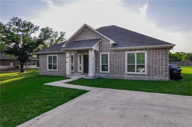 Building Photo - 1005 Dominik Dr