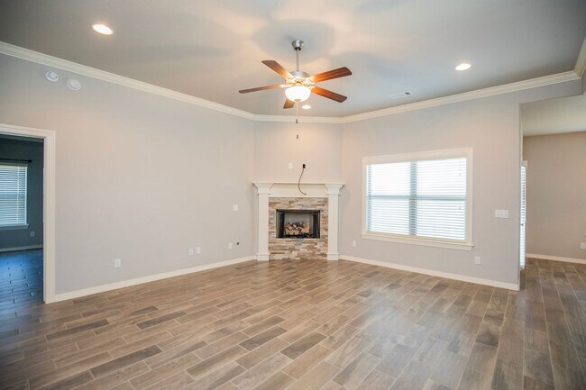 Building Photo - ***750 Fontana Street***