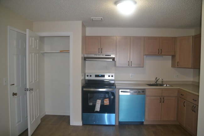 Building Photo - 12 St James Pl