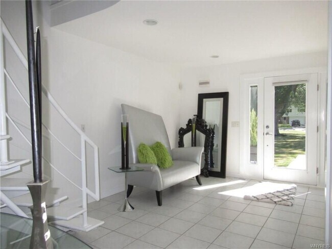 Building Photo - 2 Bedroom Single Family Water Front Home i...