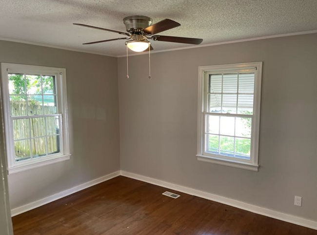 Building Photo - Move in ready 3 Bedroom 2 Bath home! Great...