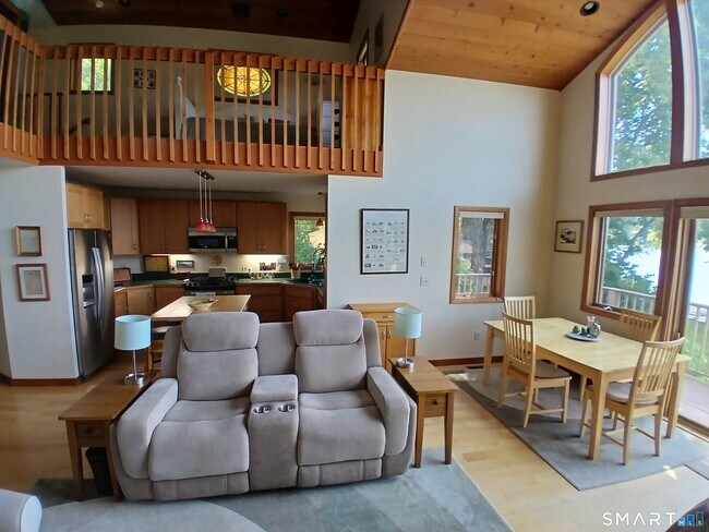 Foto del edificio - 398 Lake Rd