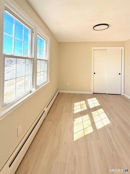 Building Photo - 47 Crestwood Dr