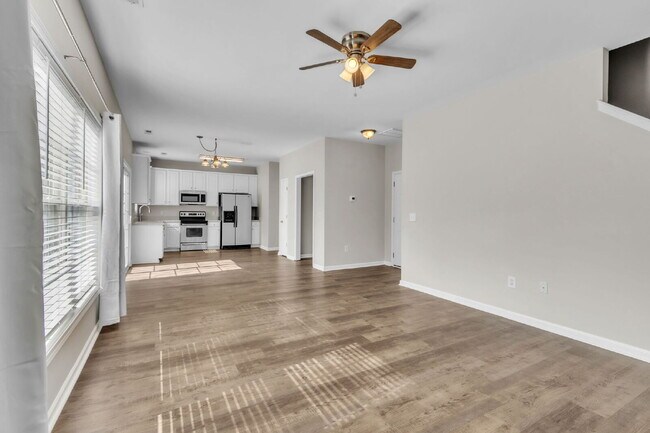 Foto del edificio - Stunning 4-Bed Home with Modern Kitchen, Bonus Space & Pool Access in Long Creek Plantation