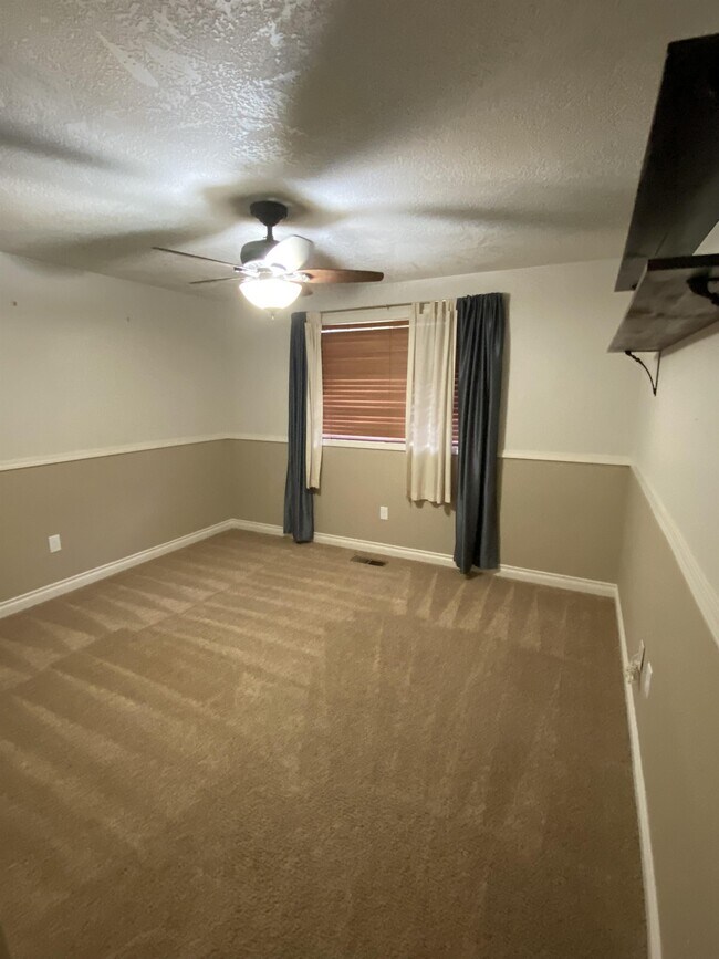 Building Photo - 2562 Ashwood Ct