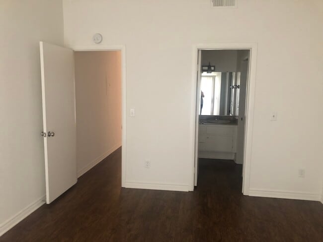 Building Photo - 2300 E Westport Dr
