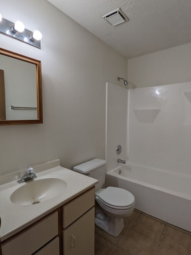 Foto del edificio - 4 bed 1.5 bath home close to I-44