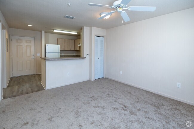 1HAB, 1BA-572SF-Sala de estar - Madison Manor