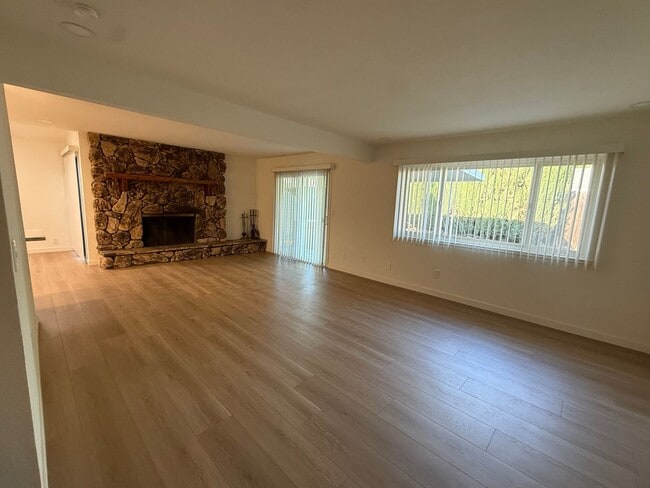 Building Photo - Showing Saturday 7/4 FROM 10:30-11AM and Sunday 7/5 from 2-3pm!! 3 Bed 2 Bath remodeled home