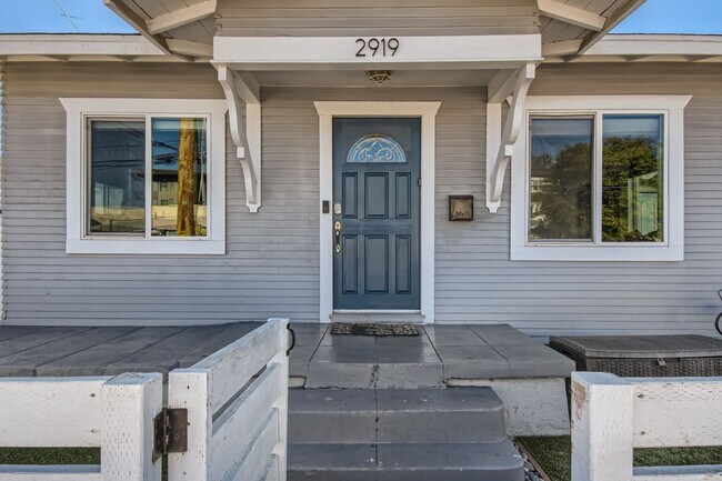 Foto del edificio - Vintage and Efficient 2 Bedroom Craftsman in North Park