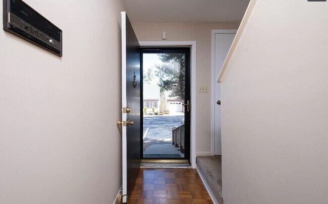 Entry - 2824 Foxcroft Rd