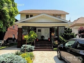 Building Photo - 168 Oak St