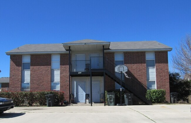 Building Photo - 1505 Benttree Dr