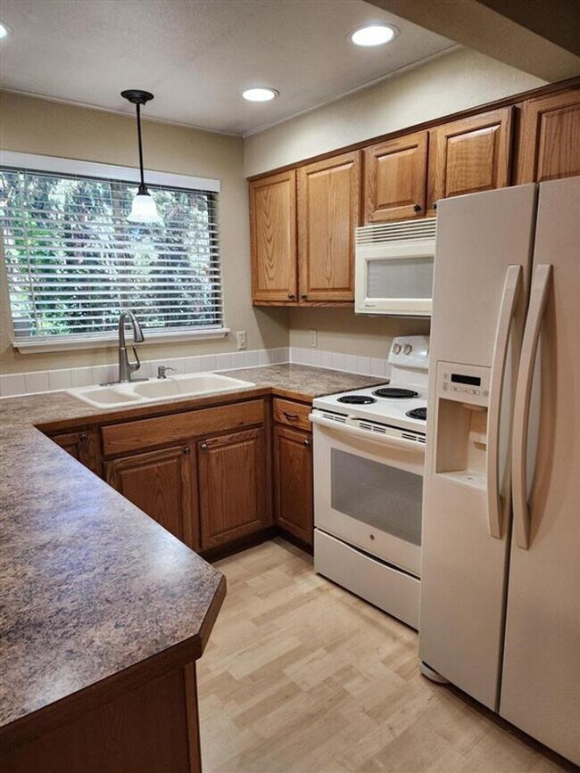 Building Photo - Beautiful 3 Bed 1.5 Bath Tri-Level home in...