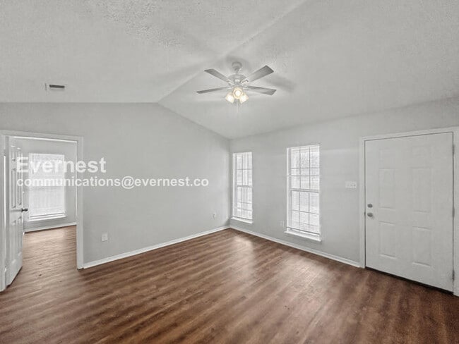 Foto del edificio - 3400 Laurelwood Dr