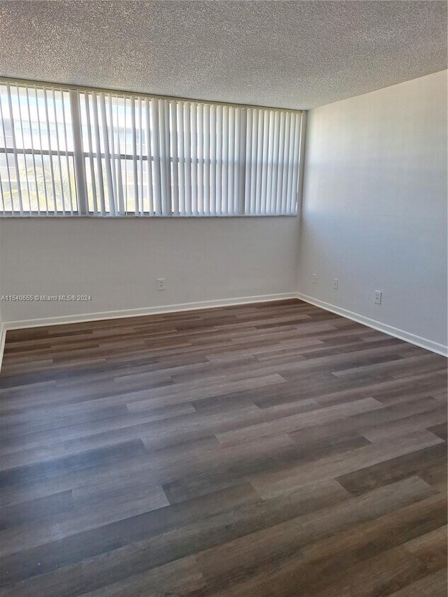 Foto principal - 700 NW 214th St