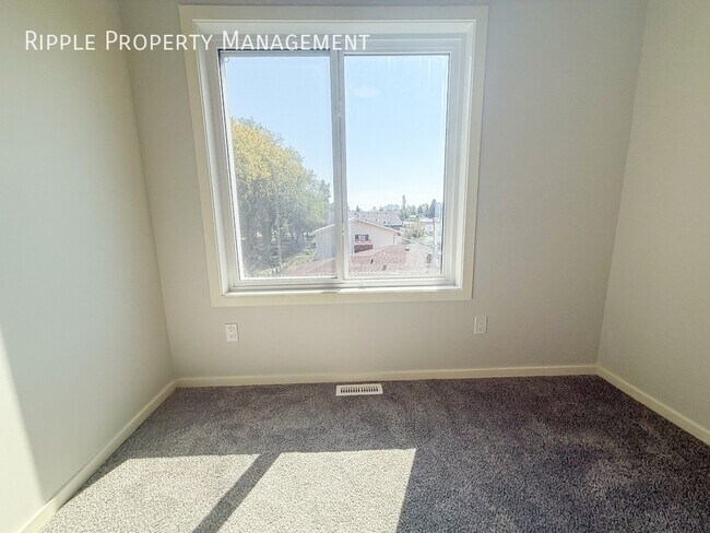 Building Photo - Modern 3 Beds, 2.5 Baths Main Floor/ Upper...