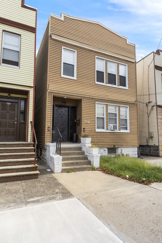 Foto principal - 132 Terhune Ave