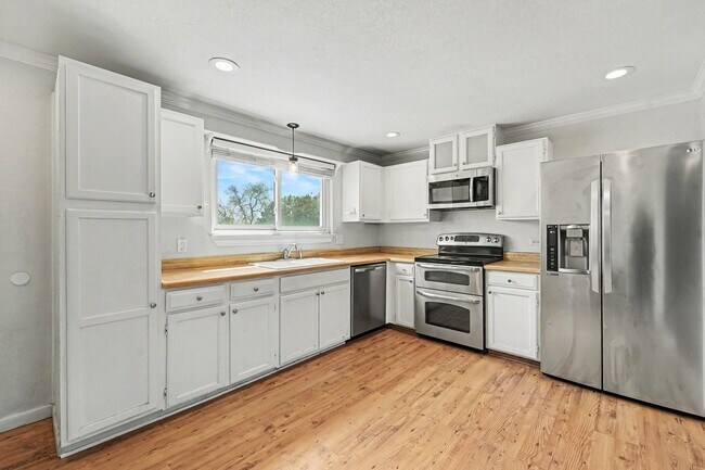 Foto del edificio - Exceptional and spacious three bedroom, two bath home in Thornton.