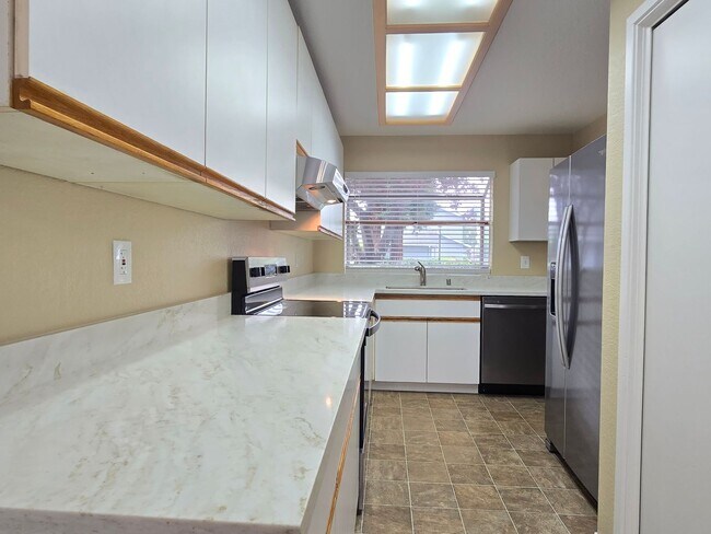 Foto del edificio - Spacious 2-Story Townhome, Updated Kitchen...