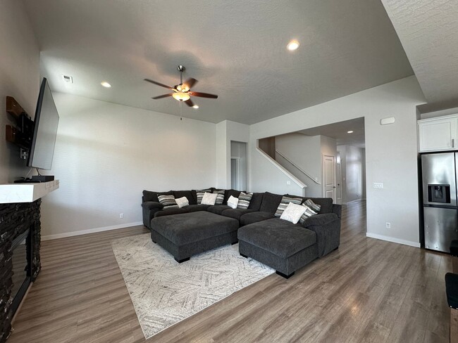 Building Photo - 3 bedroom, 2.5 bath with bonus room in Wes...