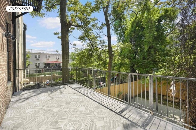 Foto del edificio - 1242 Putnam Ave
