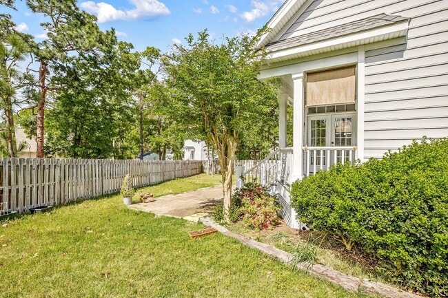 Building Photo - 3 br, 2.5 bath House - 300 Surry Circle Dr S