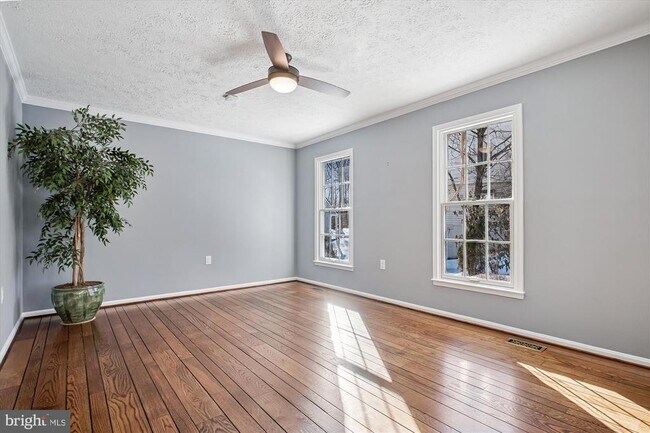 Foto del edificio - 4623 University Dr